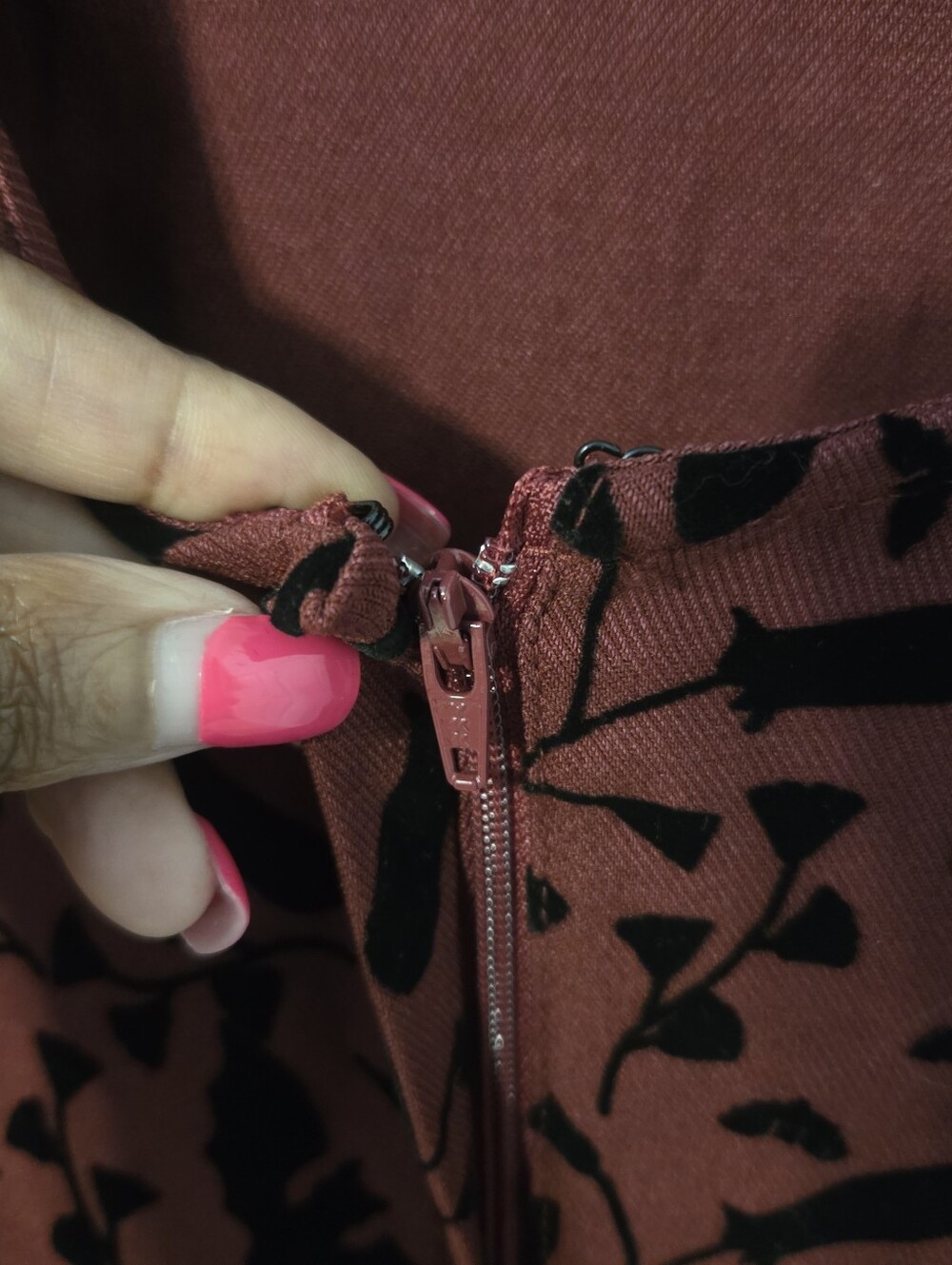 MODCLOTH x COLLECTIF Women's Retro Burgundy Pleated Witchy Bat Mini Dress 12 - Picture 5 of 10